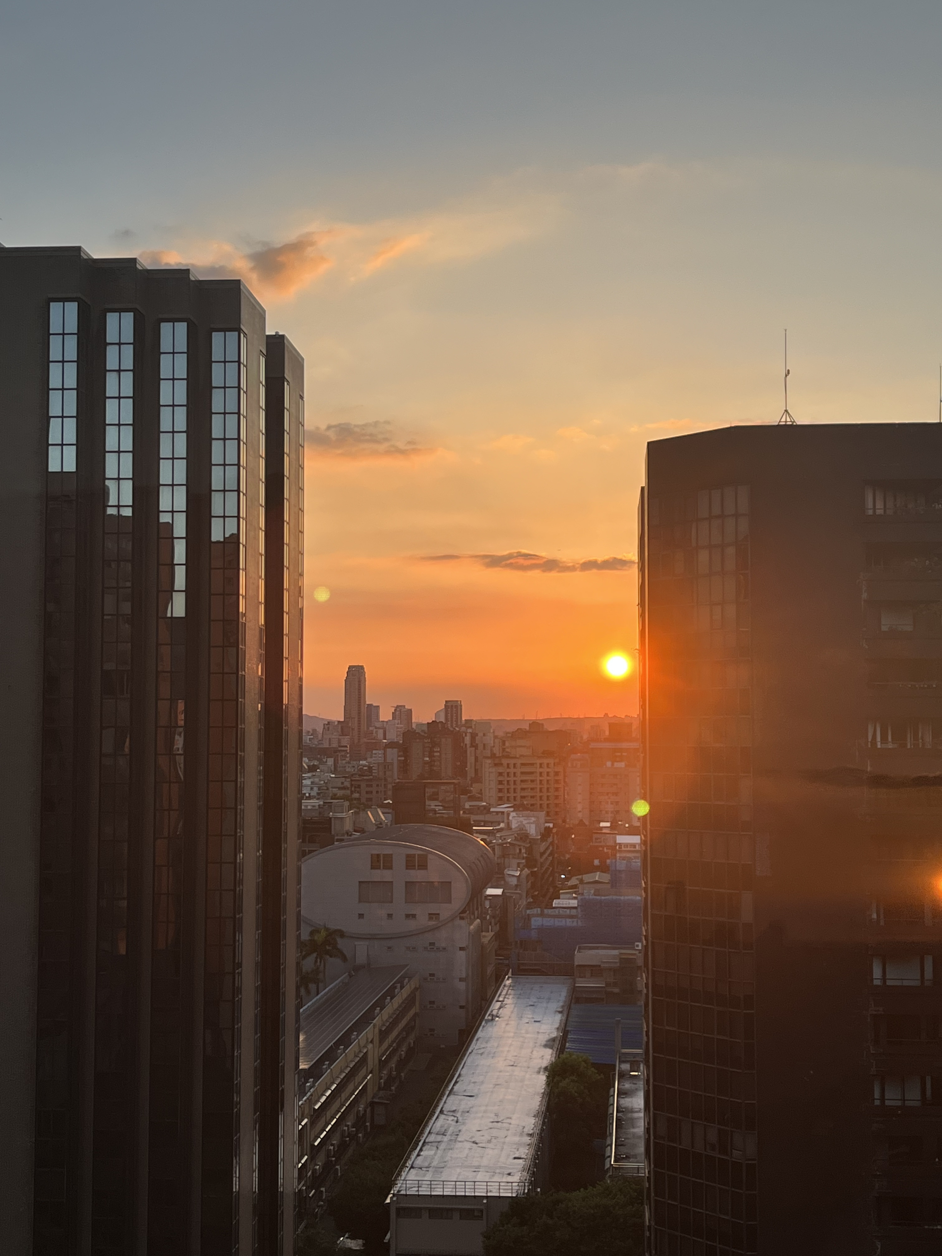 辦公室休息區與窗邊城市景觀